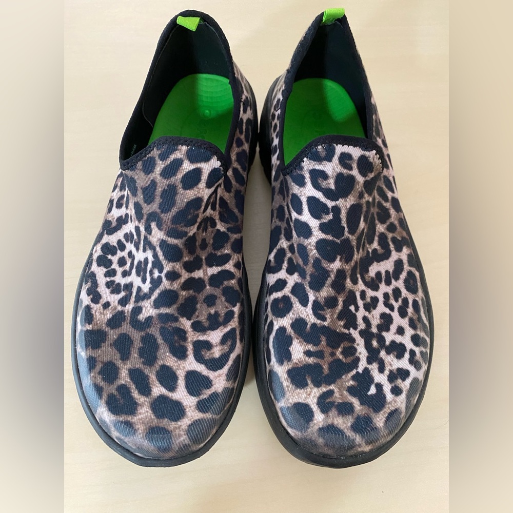 Oofos OOMG EEZEE LTD Cheetah Print Size 9